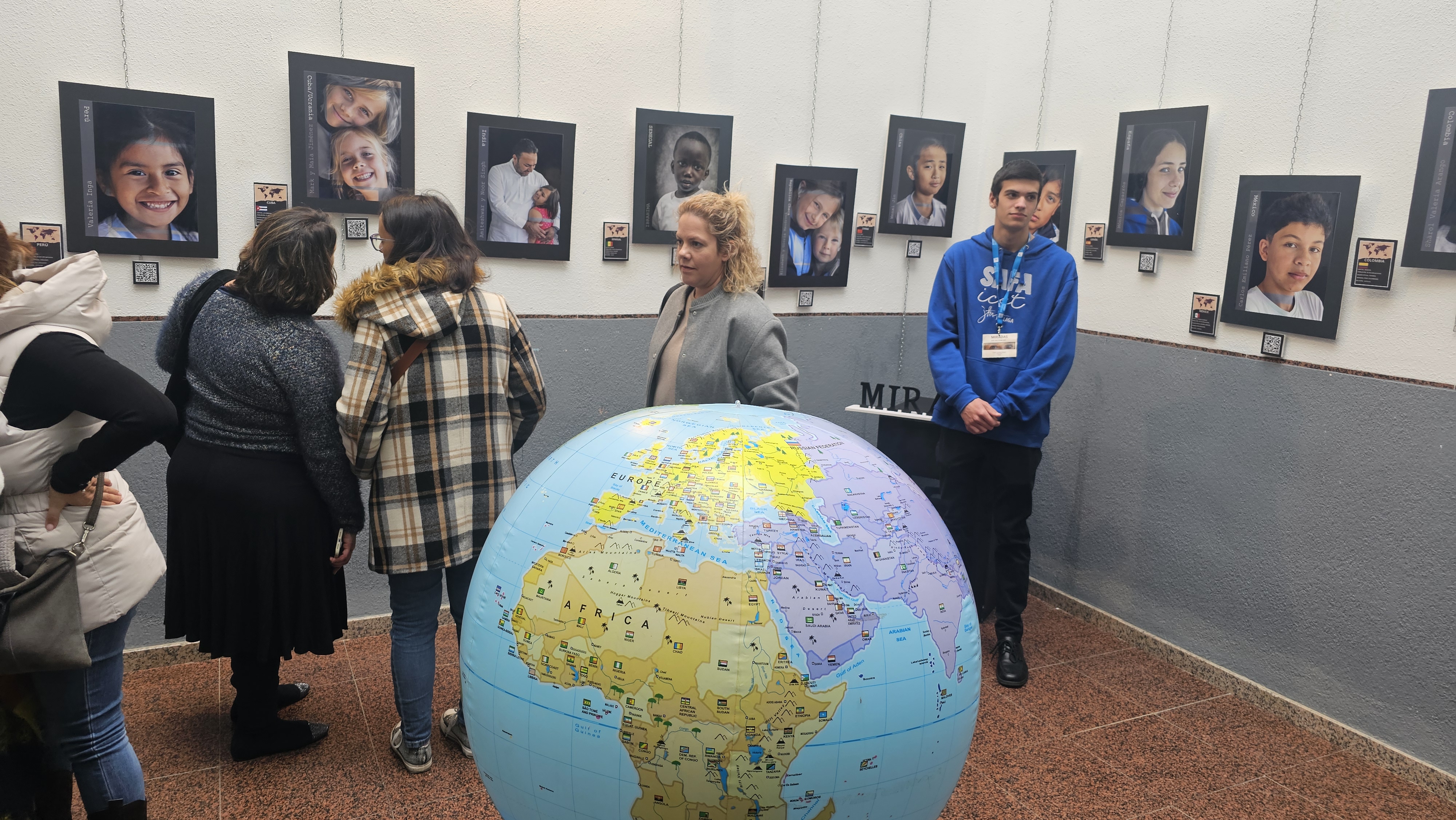 NOTA DE PRENSA: EL COLEGIO SAFA-ICET DE MÁLAGA ORGANIZA LA EXPOSICIÓN ‘MIRADAS’, 43 FOTOGRAFÍAS DE ALUMNADO DE DIVERSAS NACIONALIDADES PARA DAR A CONOCER LA RIQUEZA INTERCULTURAL DEL CENTRO 