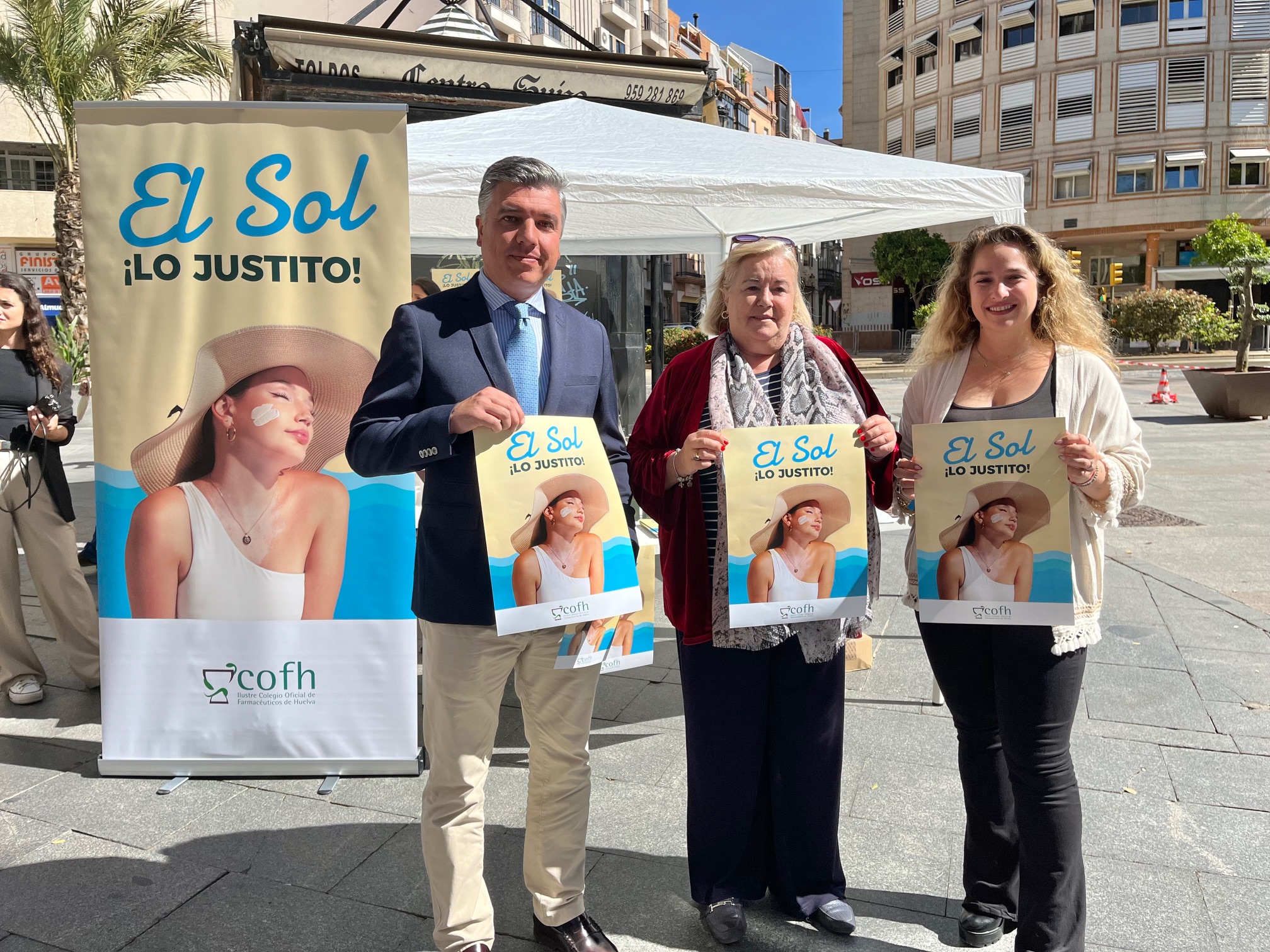 Los farmacéuticos de Huelva salen a la calle para ofrecer a la población consejos para una correcta protección solar Los farmacéuticos de Huelva salen a la calle para ofrecer a la población consejos para una correcta protección solar