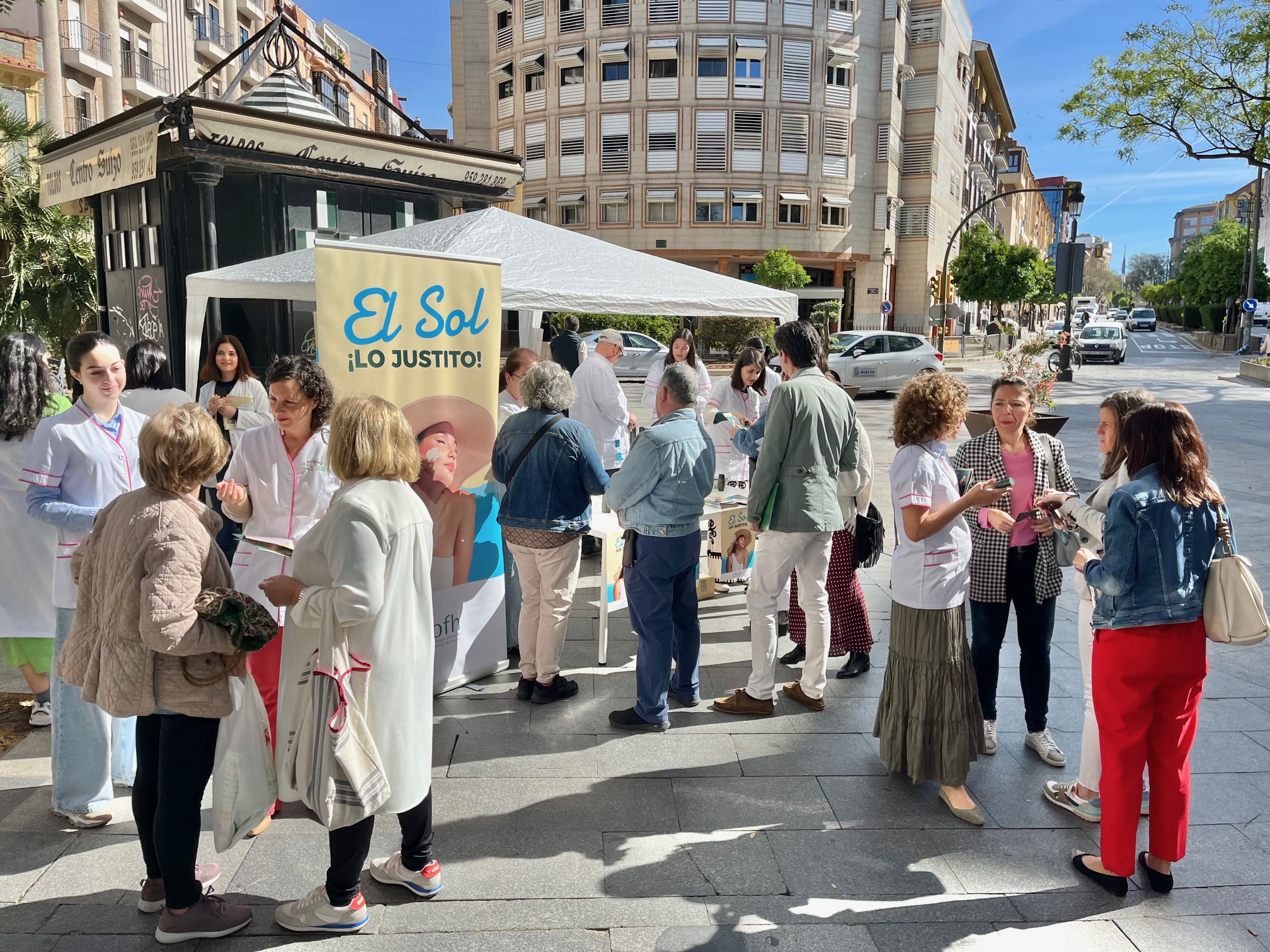 Los farmacéuticos de Huelva salen a la calle para ofrecer a la población consejos para una correcta protección solar