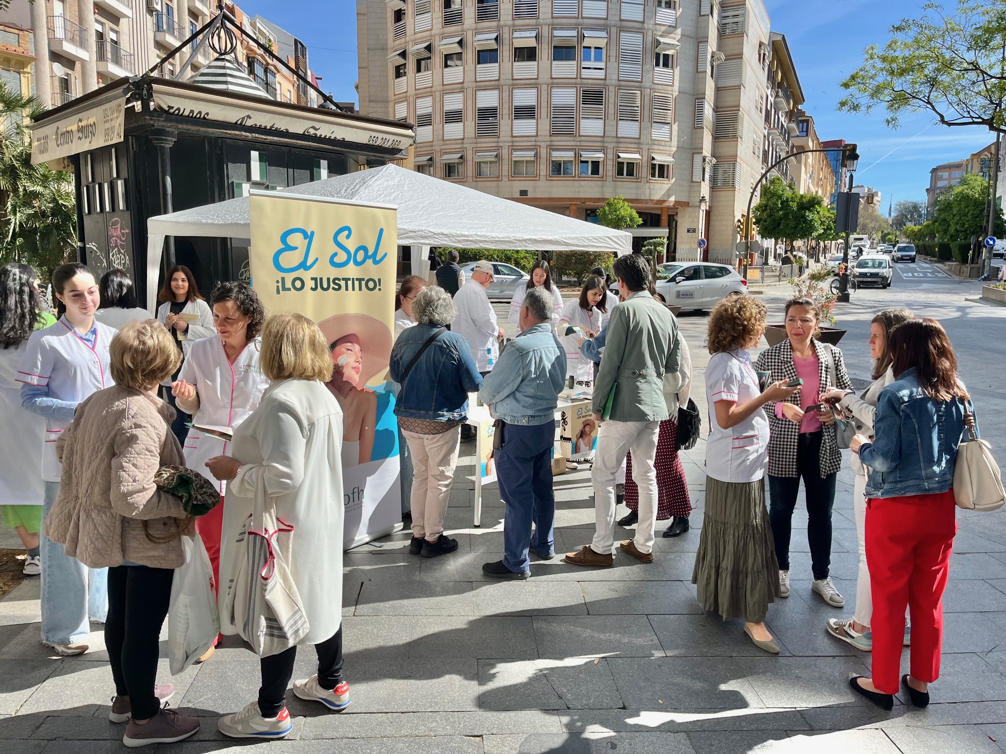 Los farmacéuticos de Huelva salen a la calle para ofrecer a la población consejos para una correcta protección solar Los farmacéuticos de Huelva salen a la calle para ofrecer a la población consejos para una correcta protección solar