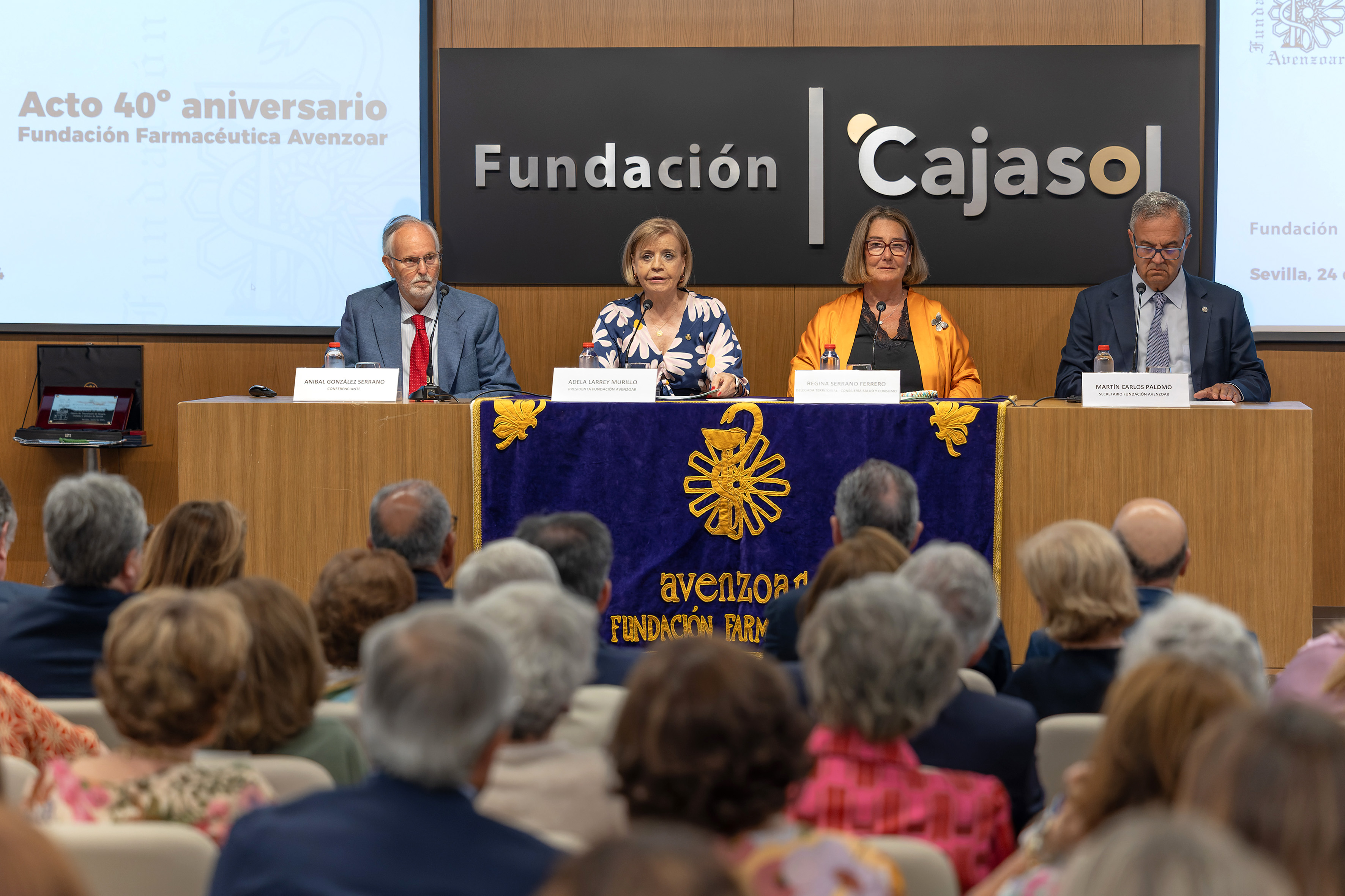 La Fundación Avenzoar reconoce en su 40º aniversario la trayectoria del Manuel Pérez Fernández, presidente del Colegio de Farmacéuticos de Sevilla durante 23 años