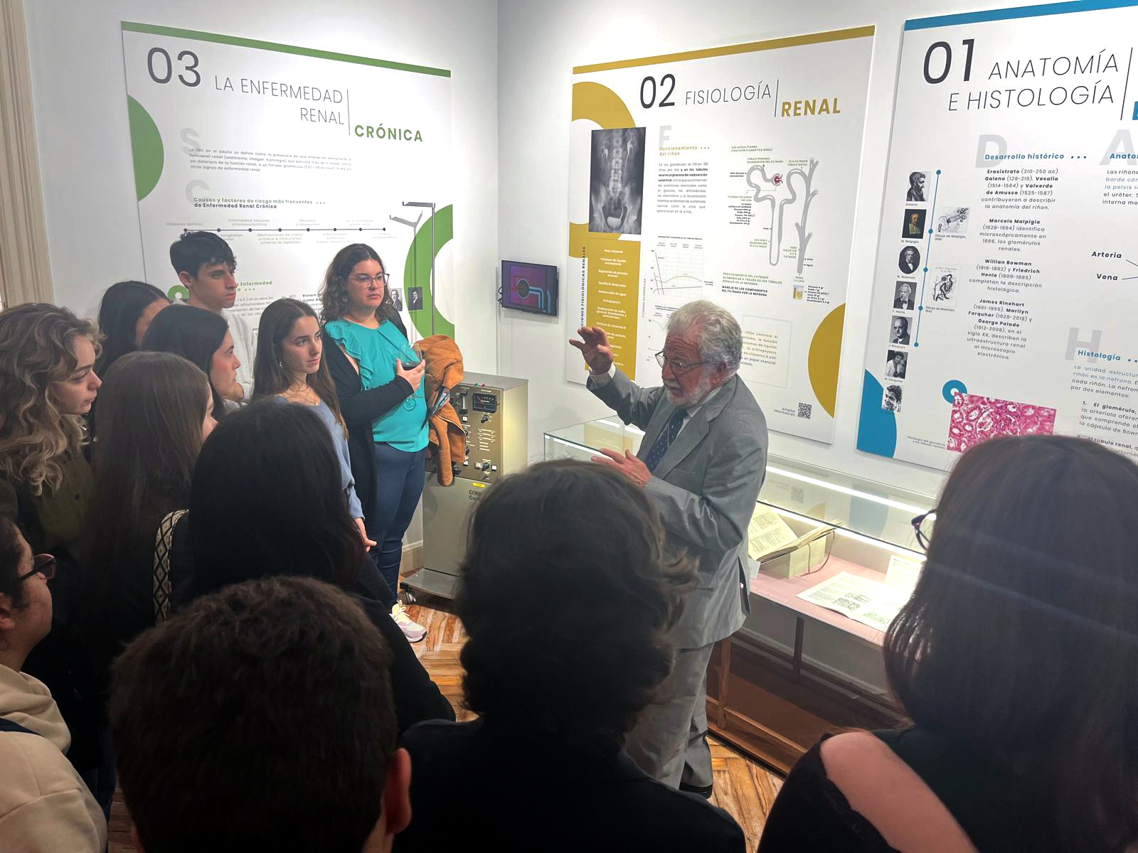 La ministra de Sanidad inaugura la exposición “La Diálisis, Esperanza de Vida”, que acerca el desarrollo histórico de la diálisis en España y la importancia de los tratamientos sustitutivos para salvar la vida de los pacientes con enfermedad renal La ministra de Sanidad inaugura la exposición “La Diálisis, Esperanza de Vida”, que acerca el desarrollo histórico de la diálisis en España y la importancia de los tratamientos sustitutivos para salvar la vida de los pacientes con enfermedad renal