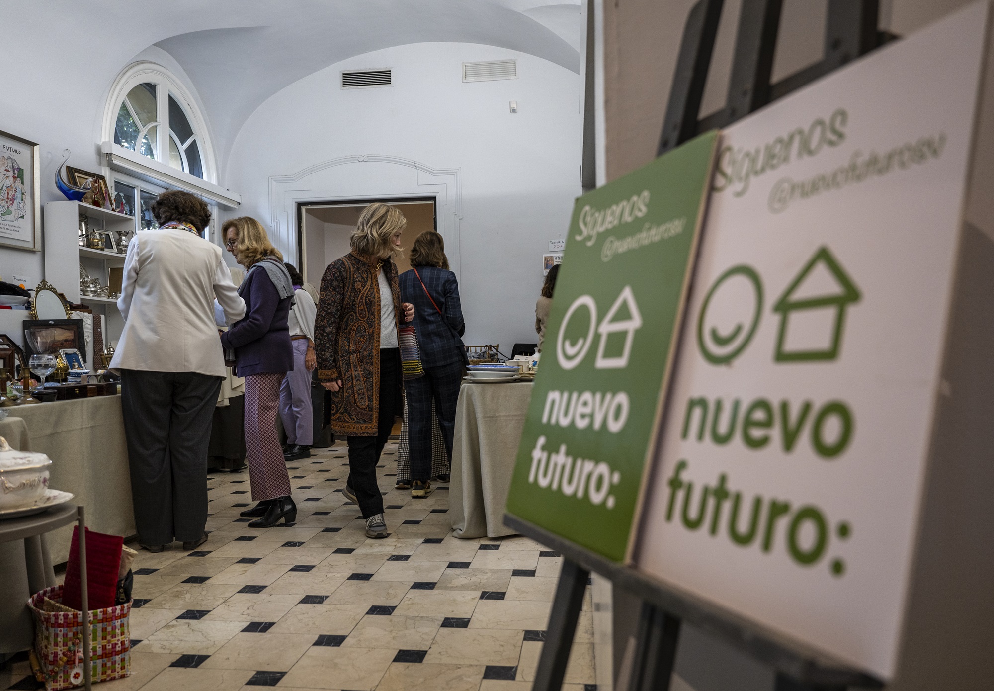 El IX Mercado de Navidad de Nuevo Futuro abre sus puertas con productos y artículos de más de treinta empresas con los que los sevillanos podrán ayudar a menores privados de un ambiente familiar El IX Mercado de Navidad de Nuevo Futuro abre sus puertas con productos y artículos de más de treinta empresas con los que los sevillanos podrán ayudar a menores privados de un ambiente familiar