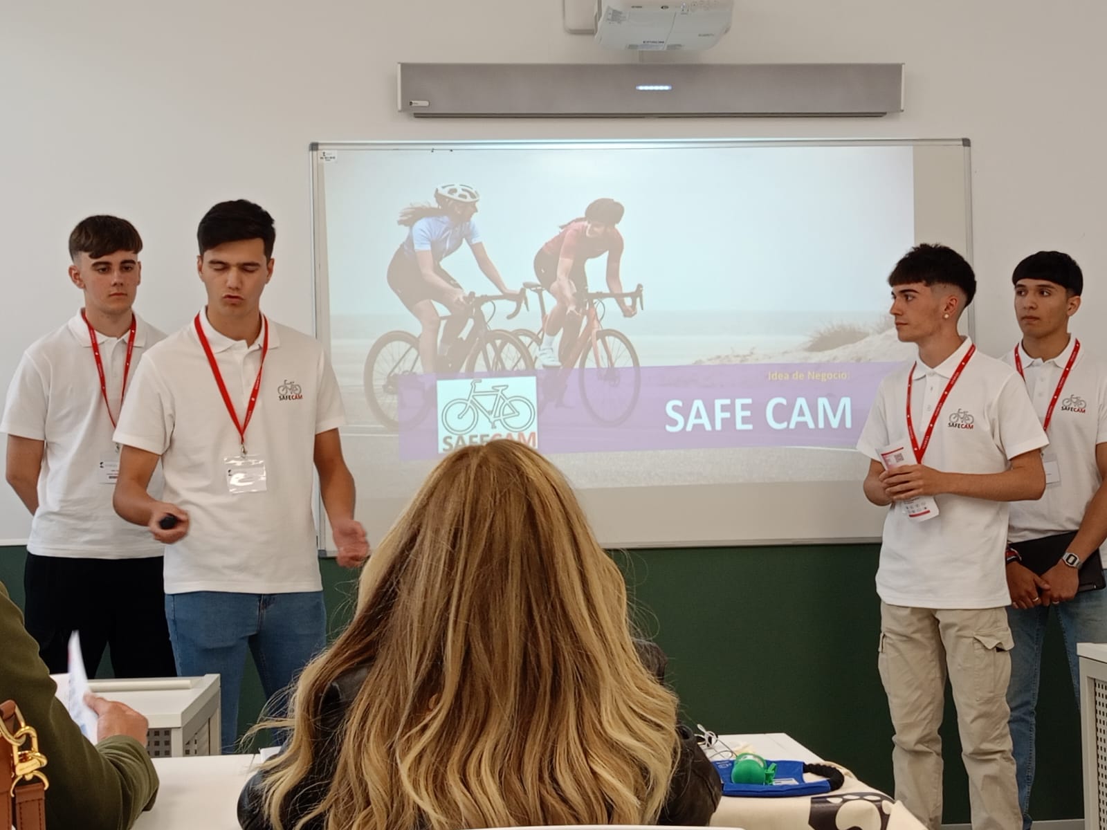 NOTA DE PRENSA: PREMIADO EN UN CONCURSO INTERNACIONAL DE INTELIGENCIA ARTIFICIAL UN PROYECTO PARA ALERTAR A CICLISTAS DE SITUACIONES DE RIESGO DE ALUMNOS DE SAFA ÉCIJA