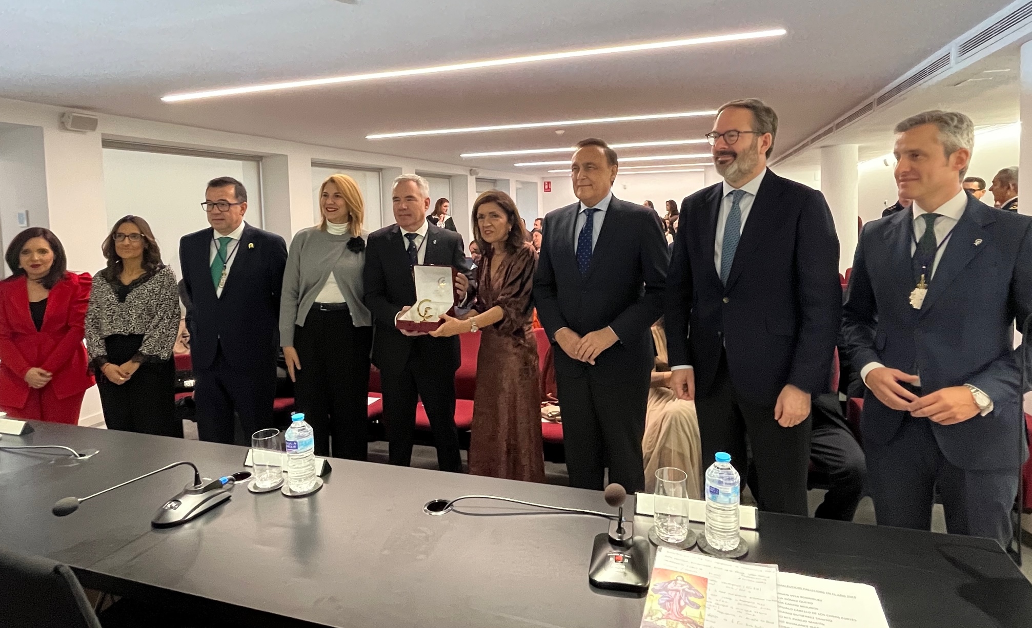 NOTA DE PRENSA - Los farmacéuticos cordobeses entregan su máximo reconocimiento, la insignia de oro, a la delegada territorial de salud y consumo, María Jesús Botella