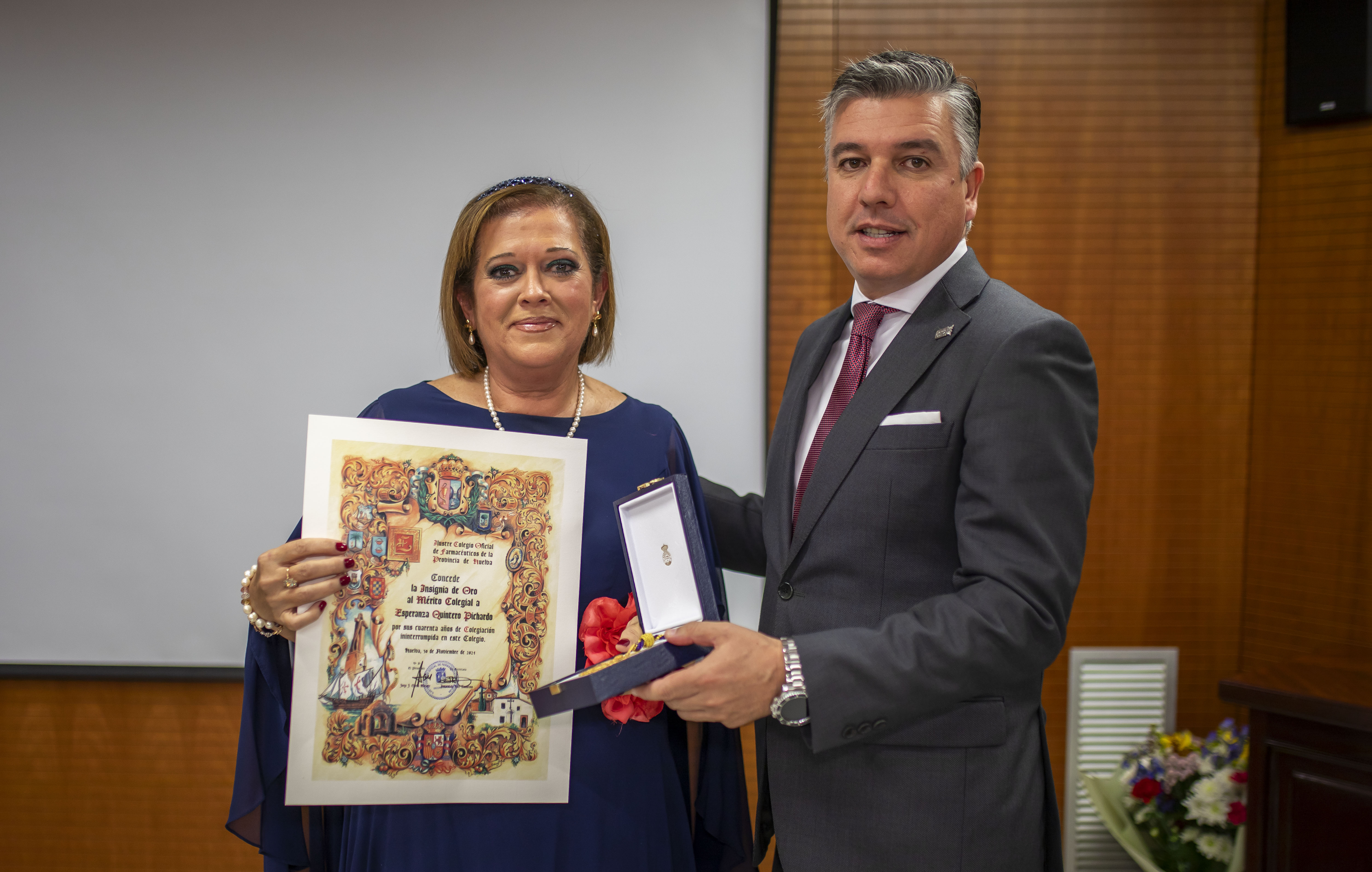 El Colegio de Farmacéuticos de Huelva entrega su máxima distinción, La Carabela La Pinta en su categoría de Oro, a la directora gerente del Hospital Infanta Elena, la farmacéutica Esperanza Quintero