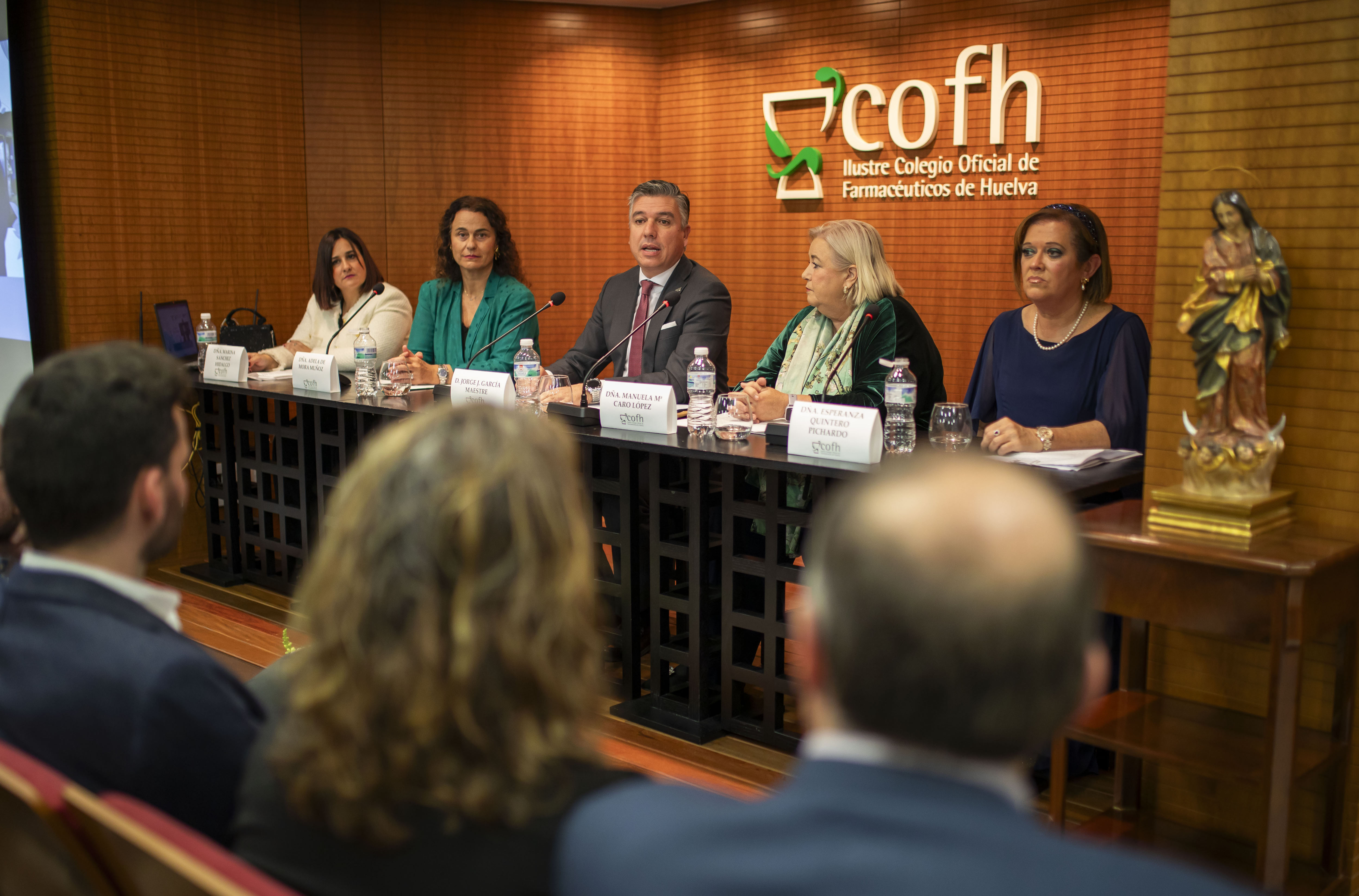 El Colegio de Farmacéuticos de Huelva entrega su máxima distinción, La Carabela La Pinta en su categoría de Oro, a la directora gerente del Hospital Infanta Elena, la farmacéutica Esperanza Quintero