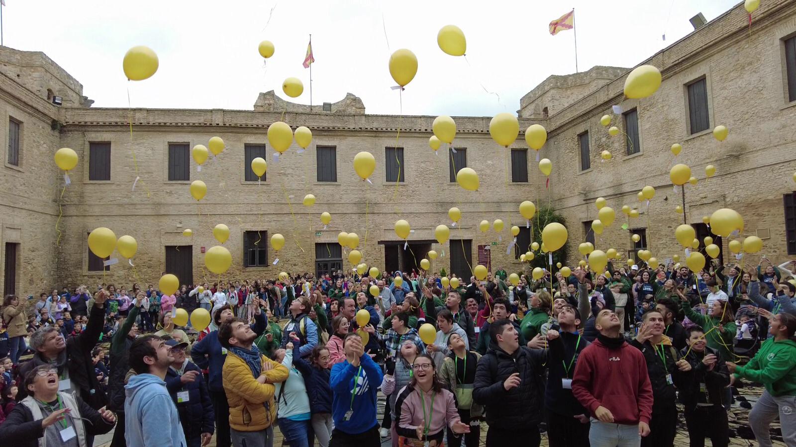 NOTA DE PRENSA: ALUMNOS DE COLEGIOS DE SANLÚCAR DE BARRAMEDA CONVIERTEN EL CASTILLO DE SANTIAGO EN UNA GALAXIA DESDE LA QUE USUARIOS DE AFANAS 'LANZARON' GLOBOS DE ORO AL ESPACIO EXTERIOR CON MENSAJES PERSONALES