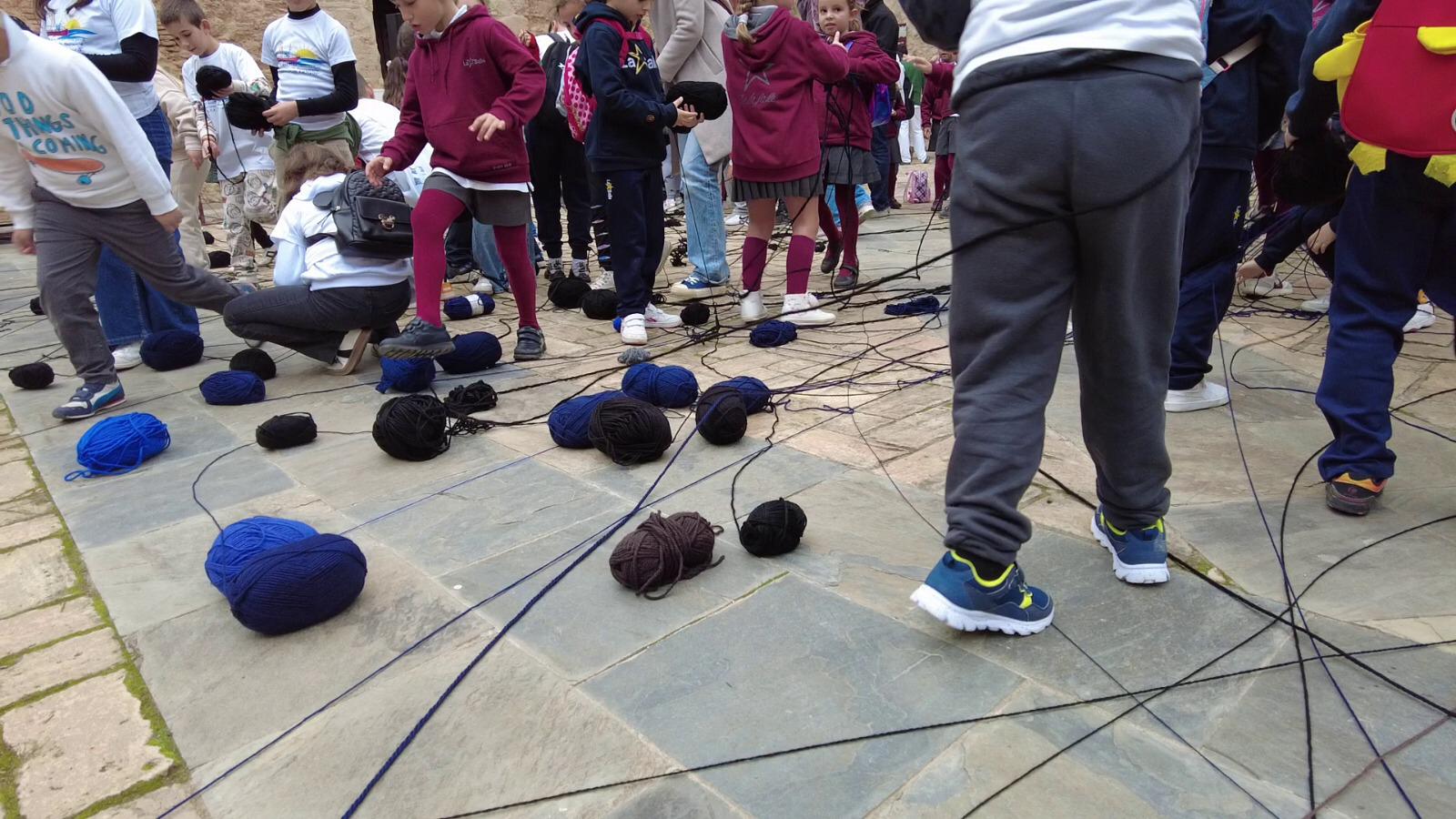 NOTA DE PRENSA: ALUMNOS DE COLEGIOS DE SANLÚCAR DE BARRAMEDA CONVIERTEN EL CASTILLO DE SANTIAGO EN UNA GALAXIA DESDE LA QUE USUARIOS DE AFANAS 'LANZARON' GLOBOS DE ORO AL ESPACIO EXTERIOR CON MENSAJES PERSONALES