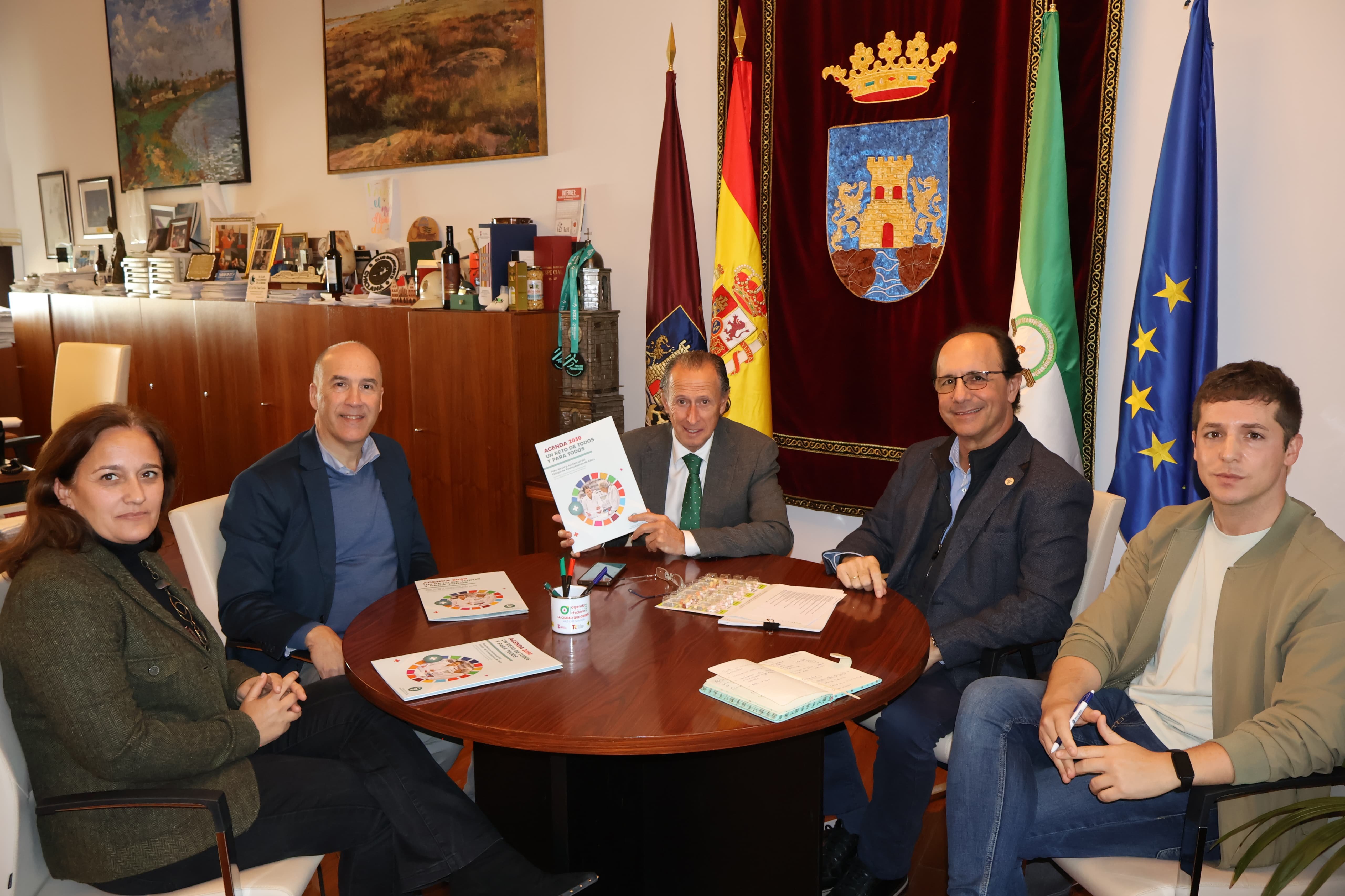 Nota de prensa - El Colegio de Farmacéuticos de Cádiz presenta sus iniciativas asistenciales y sociales al alcalde de Chiclana, municipio que contará con dos nuevas farmacias en 2025