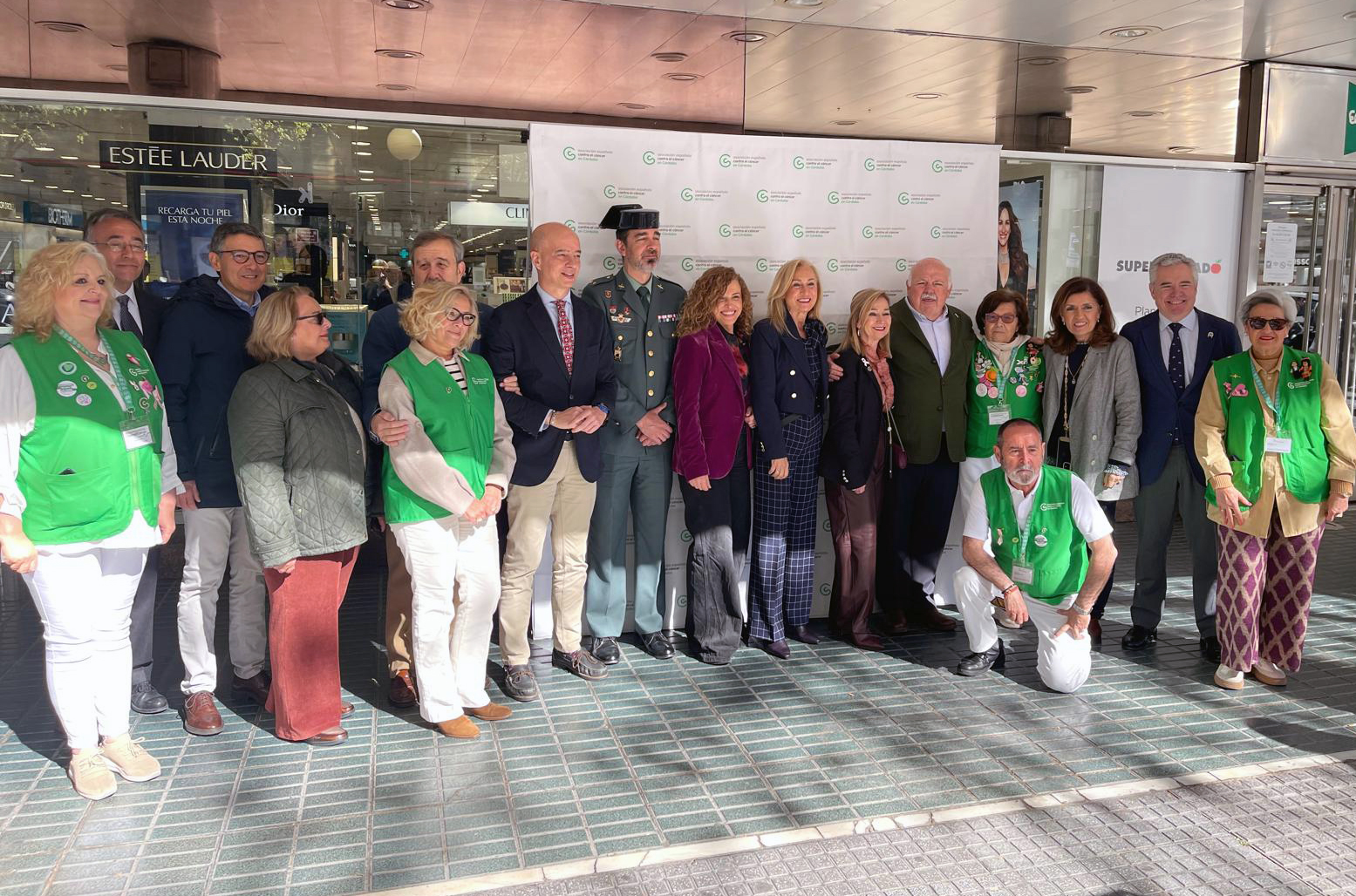 Las farmacias cordobesas se suman a la campaña del cáncer de colon de la AECC para concienciar a la población sobre la importancia de la prevención y la detección precoz y animar a participar en el programa de cribado