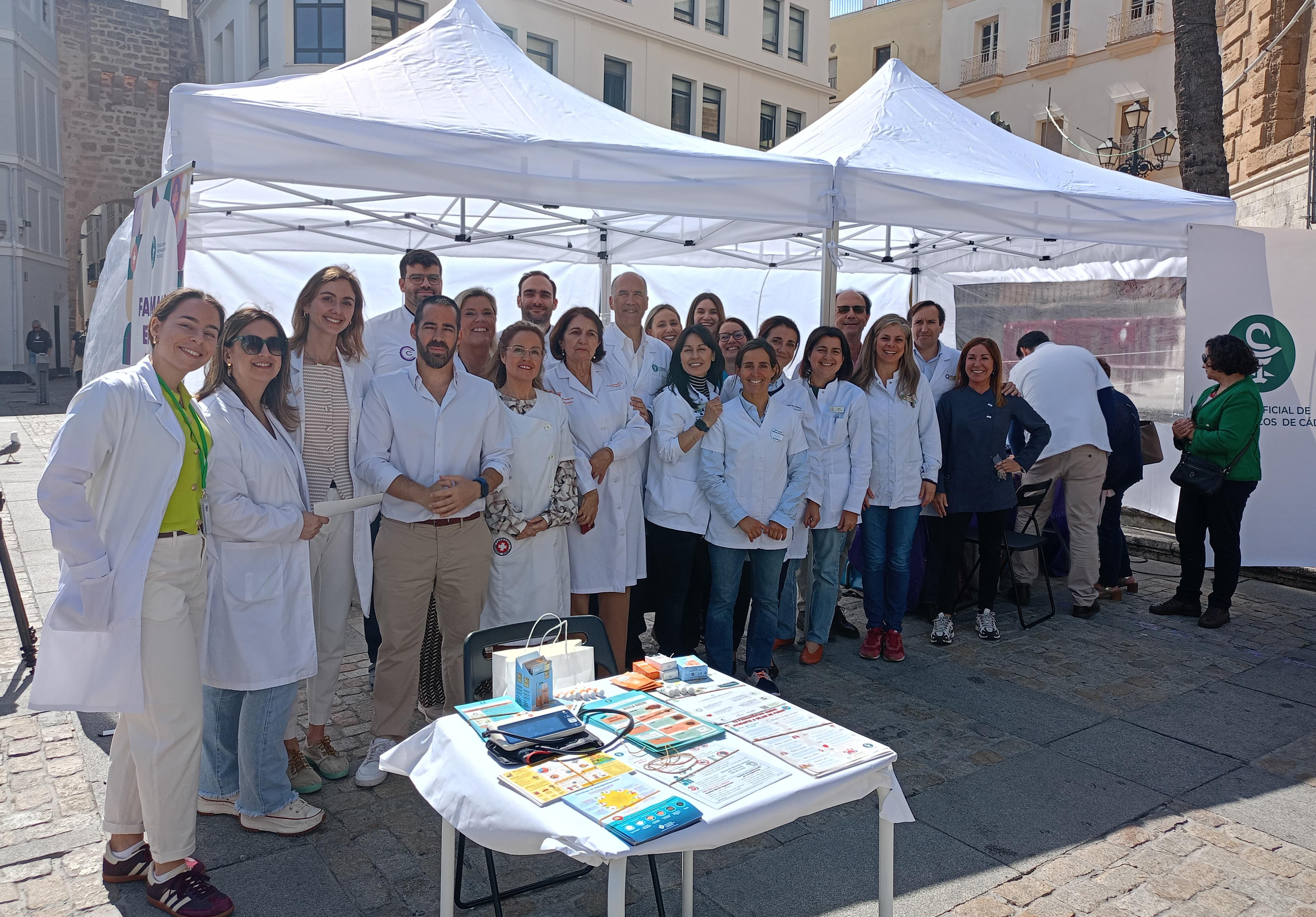 Los farmacéuticos gaditanos muestran a la población su papel como profesionales clave en el cuidado y mejora de la salud, la prevención de enfermedades y la promoción de una vida sana