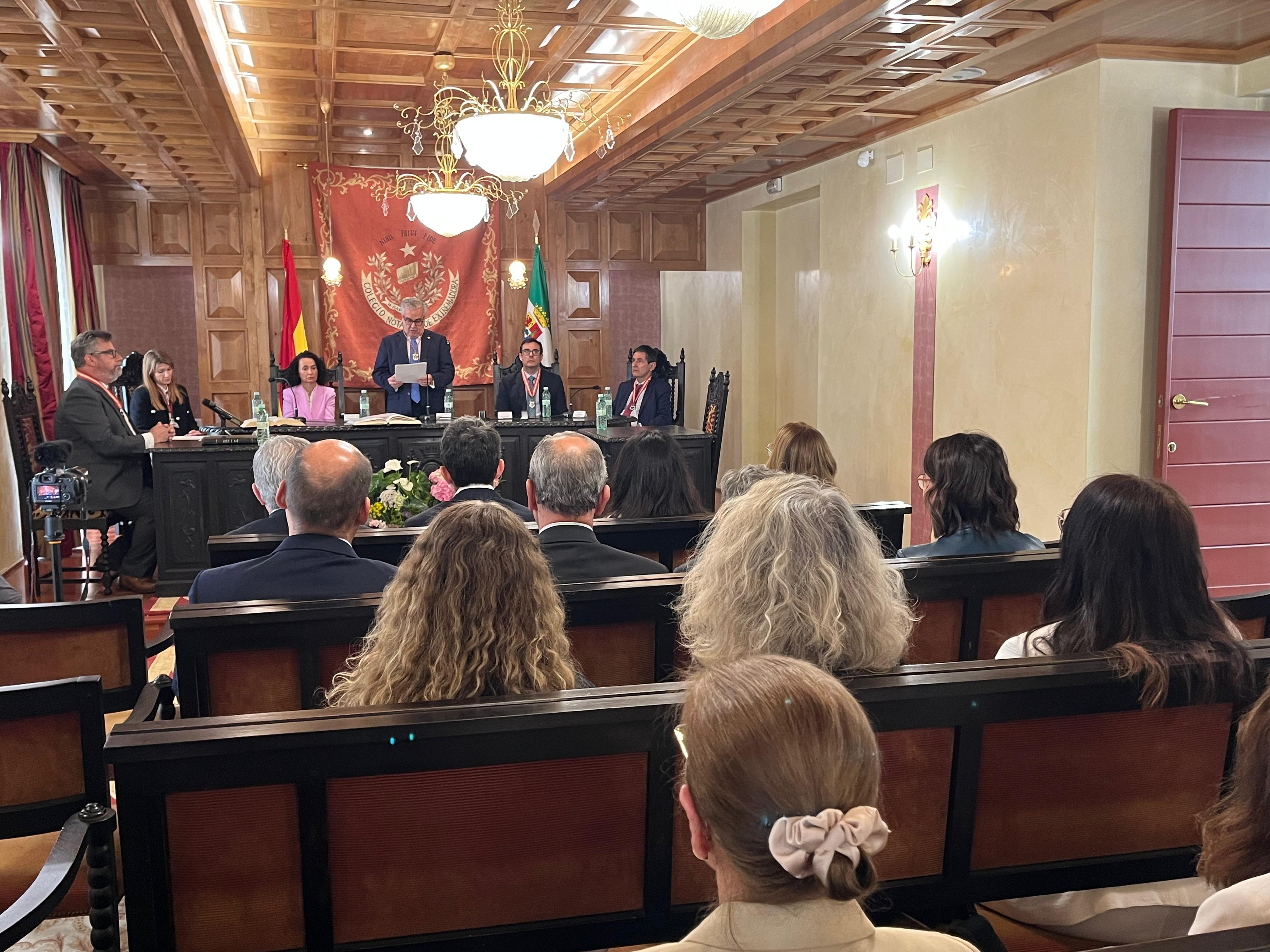 NOTA DE PRENSA: LOS DOS NUEVOS NOTARIOS DE EXTREMADURA TOMAN POSESIÓN