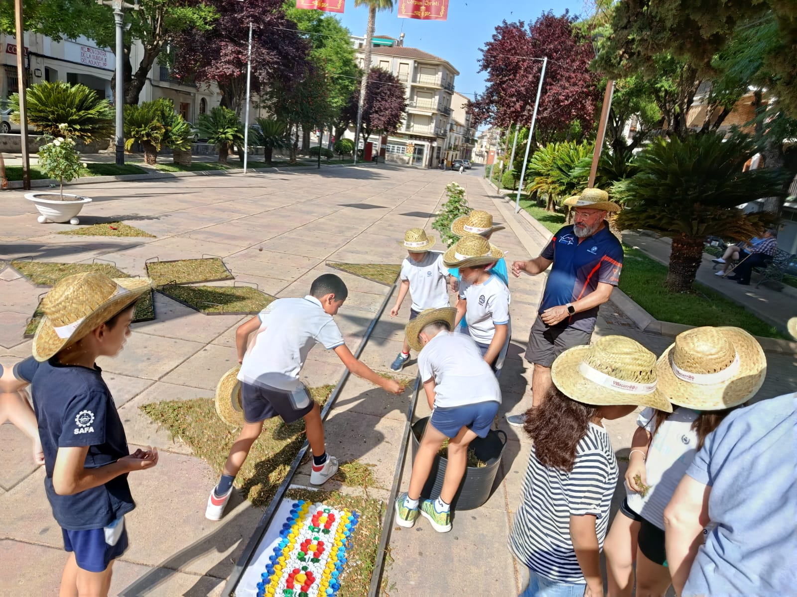 NOTA DE PRENSA: MÁS DE 200 ALUMNOS Y FAMILIAS DE SAFA VILLACARRILLO CULMINAN DOS MESES DE TRABAJO PARA EL HISTÓRICO PASO POR EL COLEGIO DE LA PROCESIÓN DEL CORPUS CHRISTI