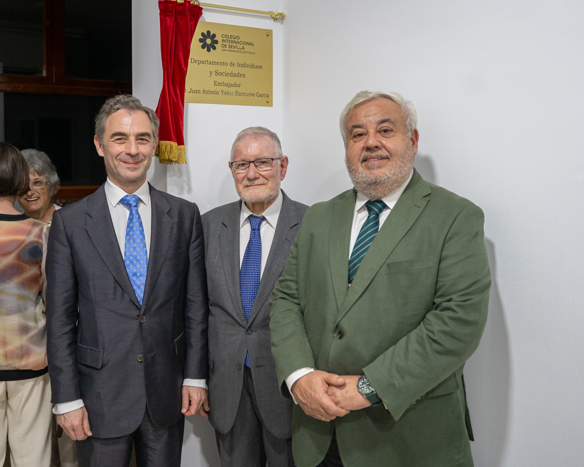 NOTA DE PRENSA: EL COLEGIO INTERNACIONAL DE SEVILLA - SAN FRANCISCO DE PAULA HOMENAJEA A SU ANTIGUO ALUMNO, EL EXEMBAJADOR ANTE NACIONES UNIDAS JUAN ANTONIO YÁÑEZ-BARNUEVO GARCÍA, ROTULANDO CON SU NOMBRE EL DEPARTAMENTO DE INDIVIDUOS Y SOCIEDADES