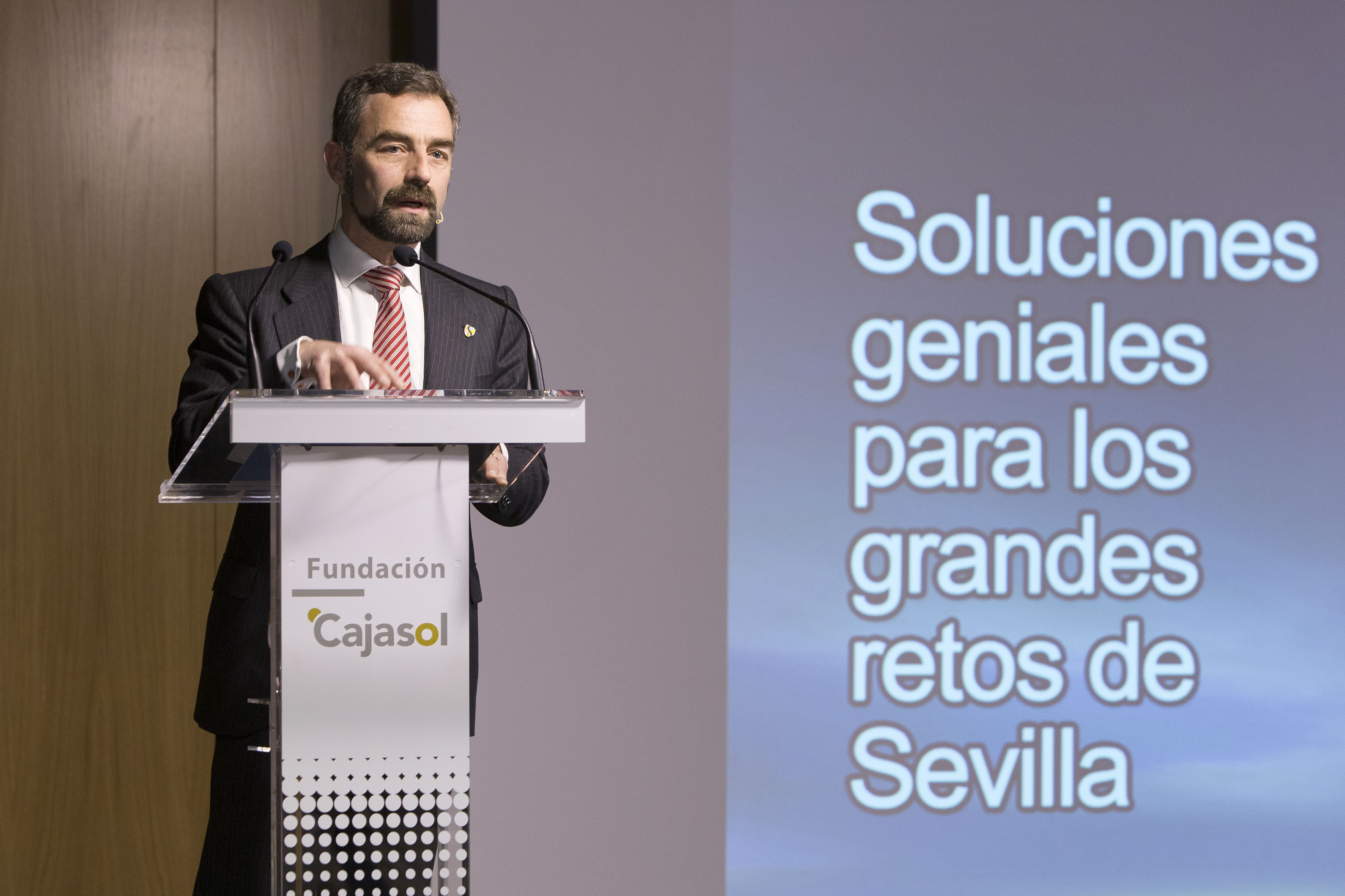 NOTA DE PRENSA: CONVERTIR A SEVILLA EN UNA SMART CITY, EL GRAN RETO DE LA PRÓXIMA DÉCADA DE EMPRESAS, INSTITUCIONES Y CIUDADANOS NOTA DE PRENSA: CONVERTIR A SEVILLA EN UNA SMART CITY, EL GRAN RETO DE LA PRÓXIMA DÉCADA DE EMPRESAS, INSTITUCIONES Y CIUDADANOS