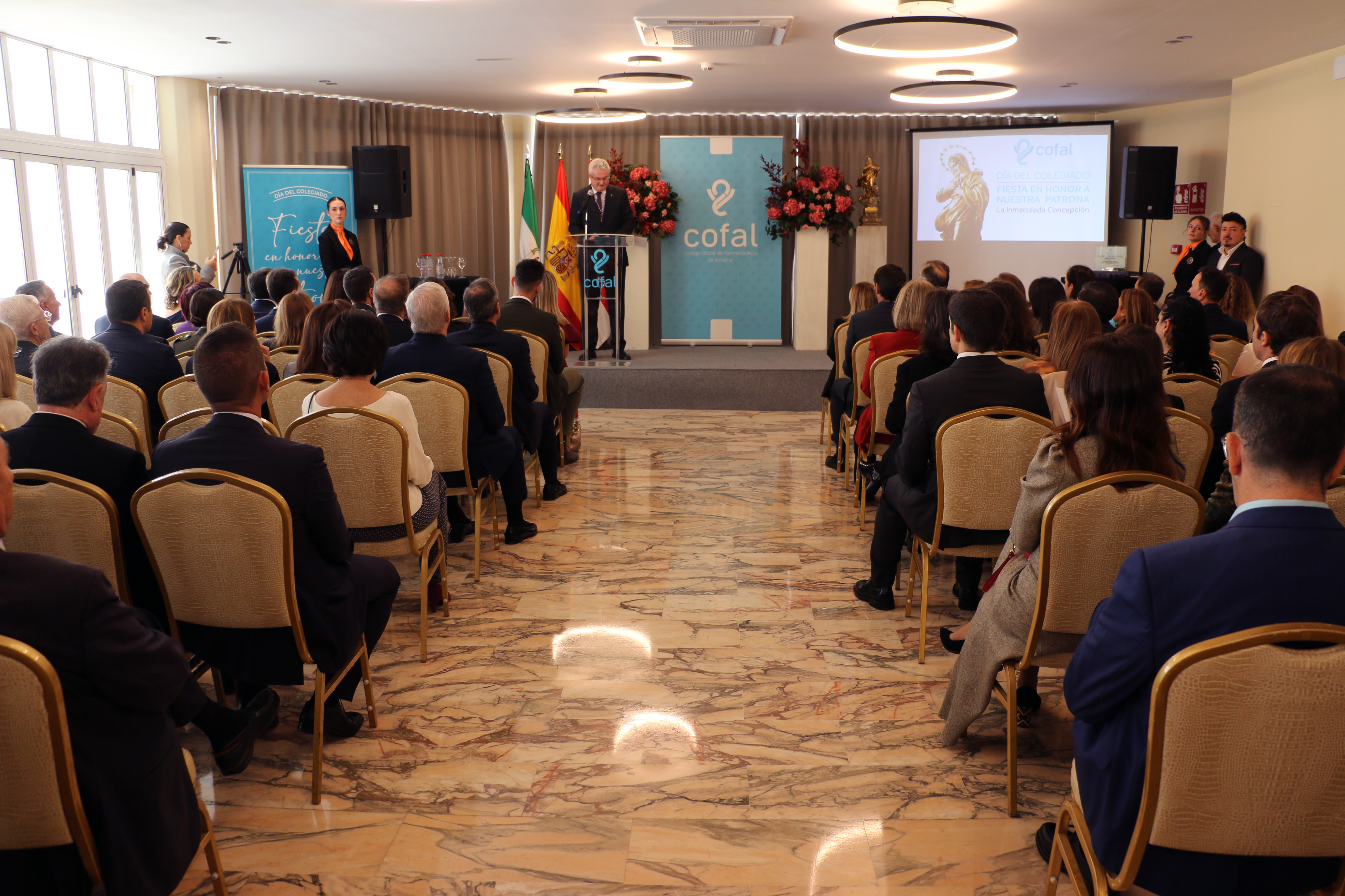 Los farmacéuticos de Almería celebran la festividad de su Patrona rindiendo homenaje a sus colegiados más veteranos y entregando un reconocimiento especial al almeriense Pedro López Pastor, secretario general técnico de la Consejería de Sanidad 