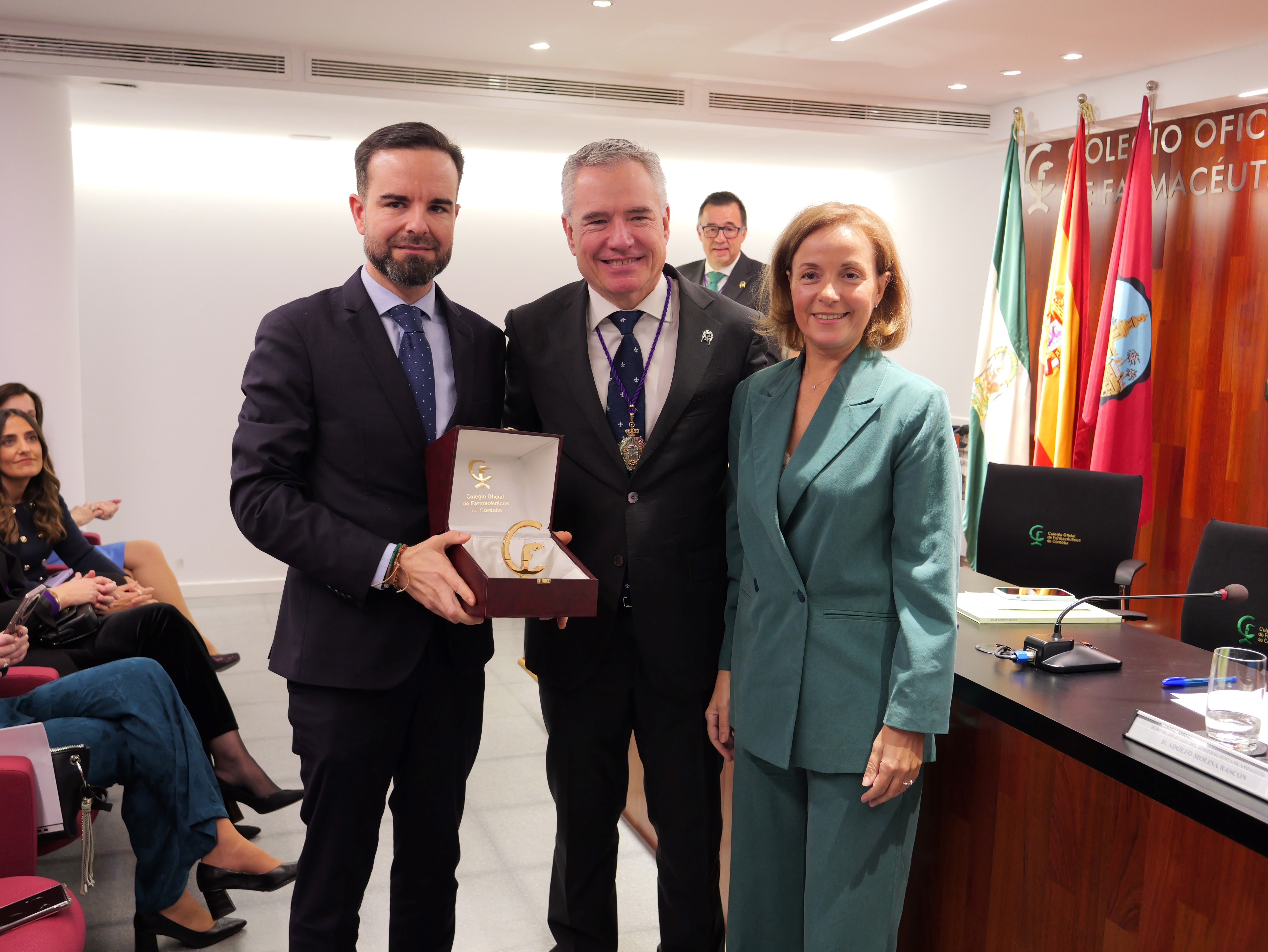 Nota de prensa y fotos - Los farmacéuticos cordobeses entregan su máximo reconocimiento, la insignia de oro, al subdirector de Prestaciones Farmacéuticas del Servicio Andaluz de Salud, Eutimio Jorge Tercero