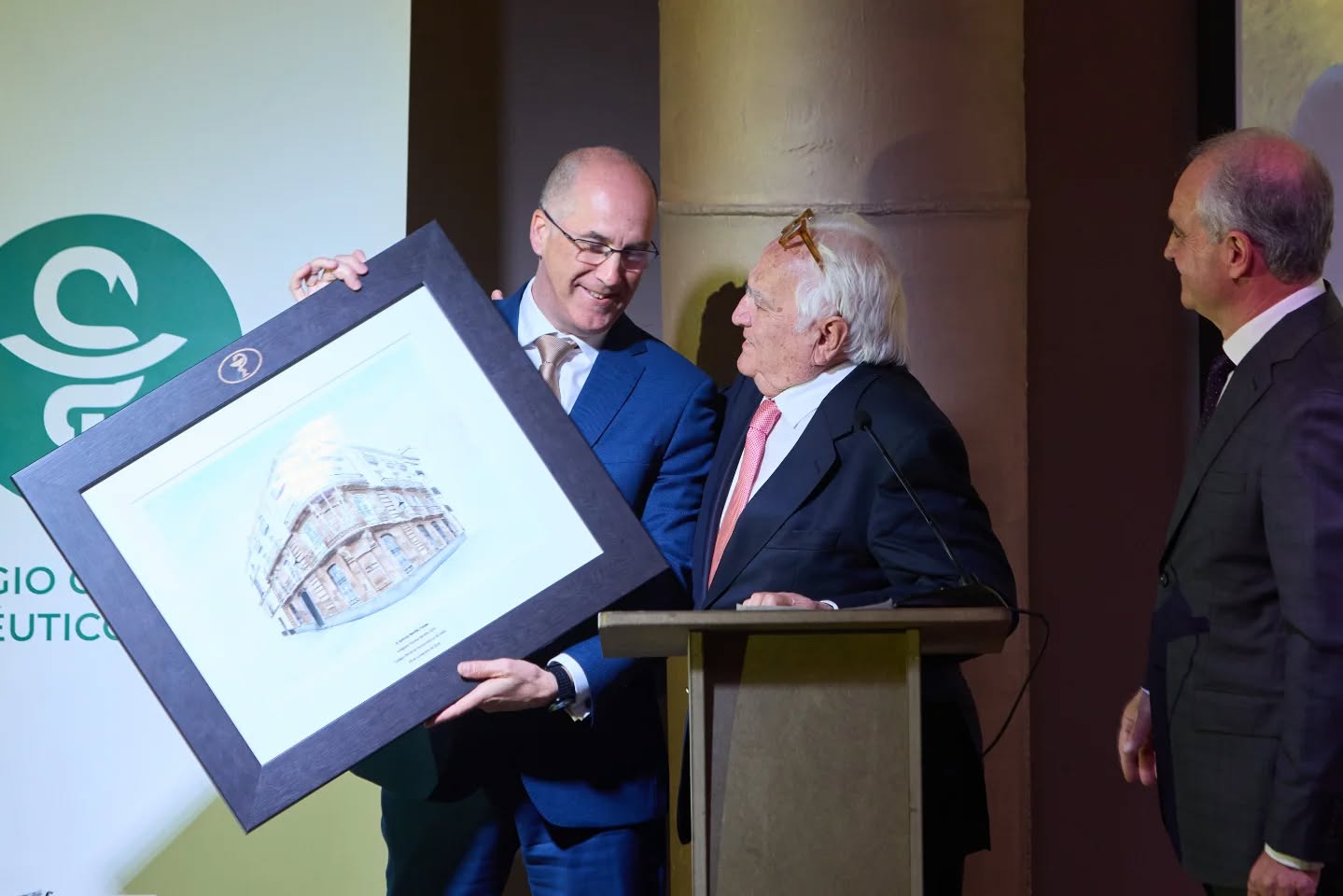 El Colegio de Farmacéuticos de Cádiz rinde homenaje a sus colegiados con motivo de la festividad de su Patrona, y entrega sus máximos reconocimientos a Antonio Morillo y Bernardo Costales, expresidente y vicepresidente de la corporación