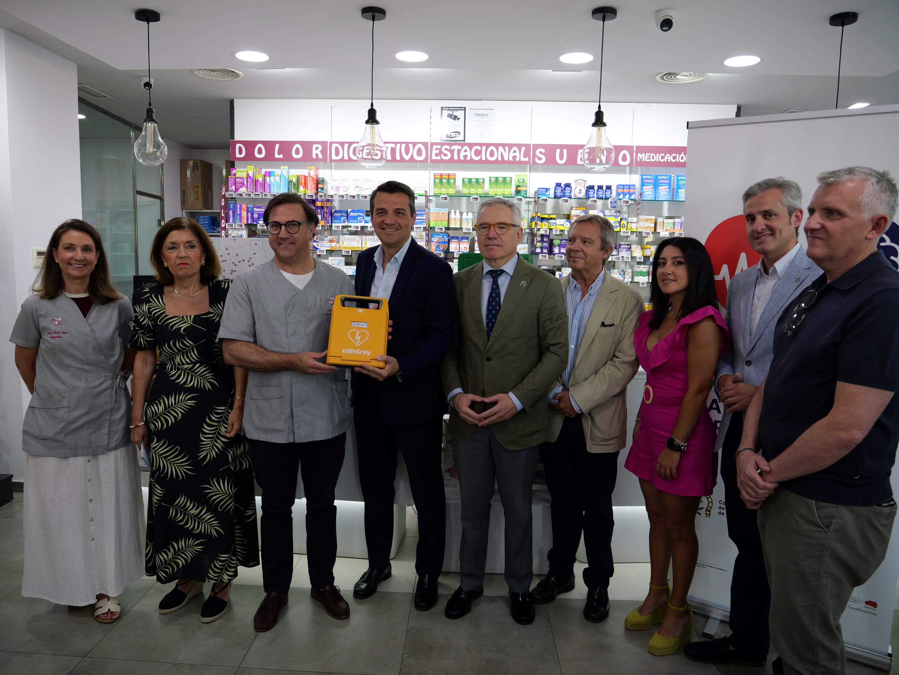 Córdoba estrena la primera red de farmacias cardio y neuro protegidas de España con la entrega de desfibriladores que ayudarán a salvar vidas ante casos de ictus o infartos