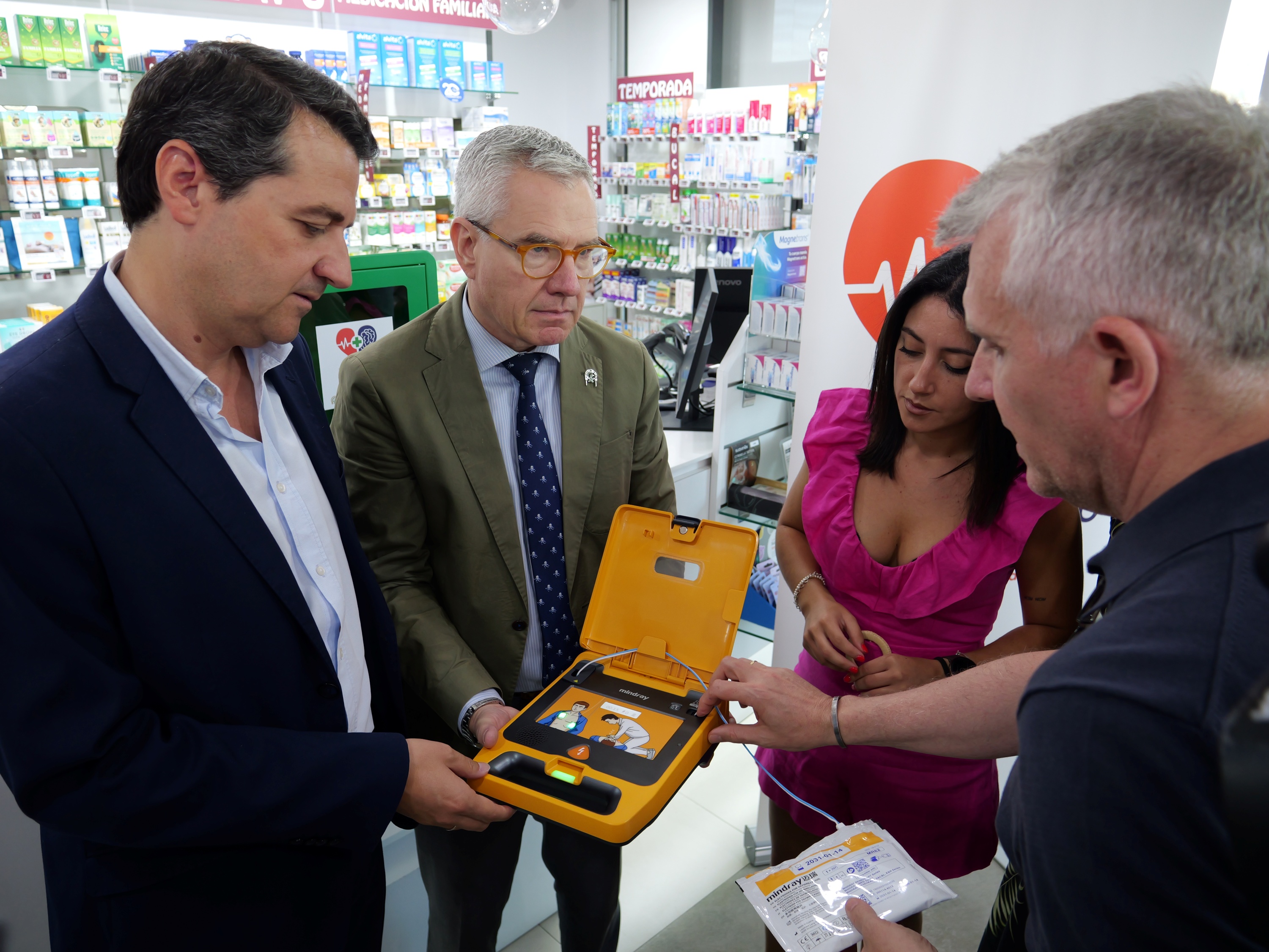 Córdoba estrena la primera red de farmacias cardio y neuro protegidas de España con la entrega de desfibriladores que ayudarán a salvar vidas ante casos de ictus o infartos