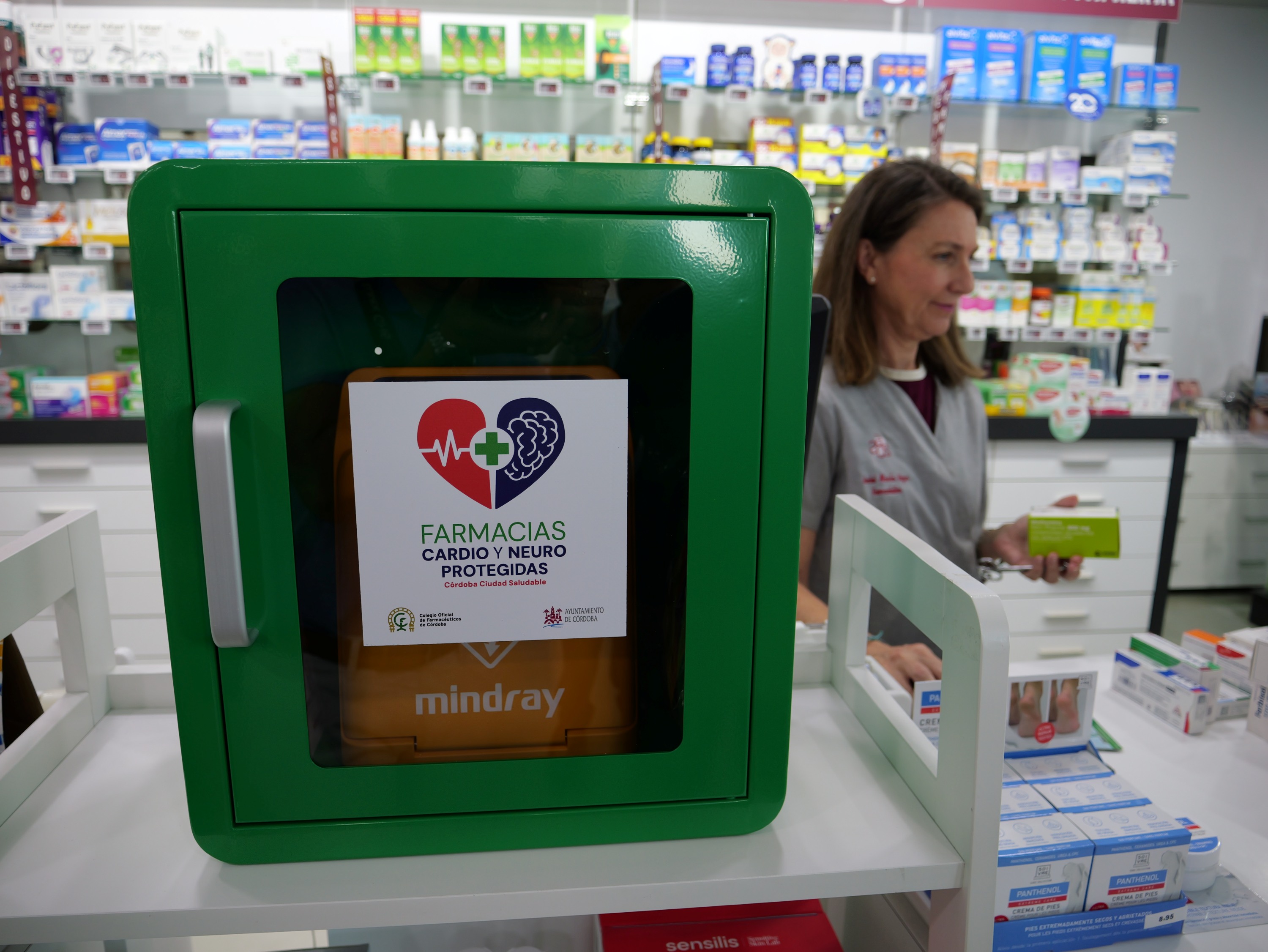 Córdoba estrena la primera red de farmacias cardio y neuro protegidas de España con la entrega de desfibriladores que ayudarán a salvar vidas ante casos de ictus o infartos
