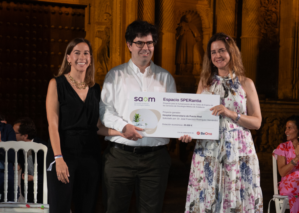 Los hospitales Puerta del Mar y el de Puerto Real transformarán su sala de espera de oncología en un espacio más humanizado y confortable gracias a una ayuda de la Sociedad Andaluza de Oncología Médica