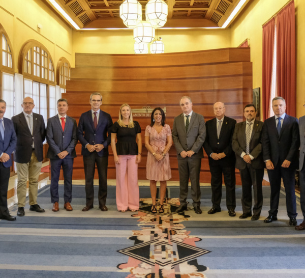 Los farmacéuticos andaluces presentan en el Parlamento de Andalucía todo su potencial sanitario al servicio del sistema de salud 