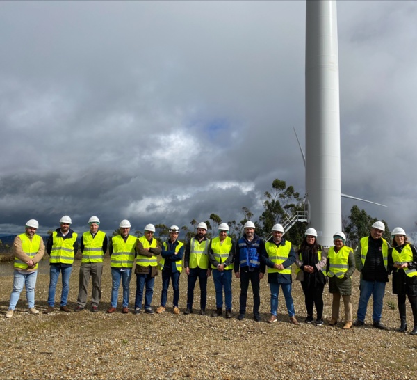 Los alcaldes de la Mancomunidad onubense de Beturia visitan el parque eólico El Almendro