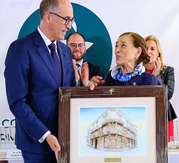 Nota de prensa - El Colegio de Farmacéuticos de Cádiz rinde especial homenaje a sus colegiados con motivo de la festividad de su Patrona, y entrega su máximo reconocimiento a Ernesto Cervilla, ex presidente de la corporación