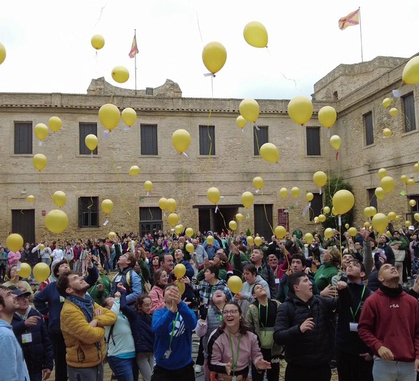 NOTA DE PRENSA: ALUMNOS DE COLEGIOS DE SANLÚCAR DE BARRAMEDA CONVIERTEN EL CASTILLO DE SANTIAGO EN UNA GALAXIA DESDE LA QUE USUARIOS DE AFANAS 'LANZARON' GLOBOS DE ORO AL ESPACIO EXTERIOR CON MENSAJES PERSONALES