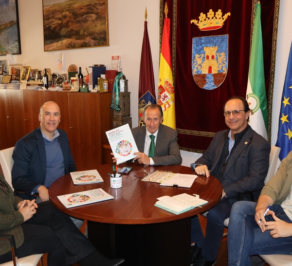 Nota de prensa - El Colegio de Farmacéuticos de Cádiz presenta sus iniciativas asistenciales y sociales al alcalde de Chiclana, municipio que contará con dos nuevas farmacias en 2025