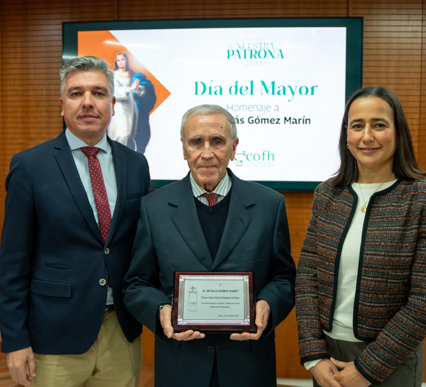 El Colegio de Farmacéuticos de Huelva celebra el Día del Mayor con un homenaje al farmacéutico Nicolás Gómez Marín, figura clave en el control sanitario de las playas onubenses